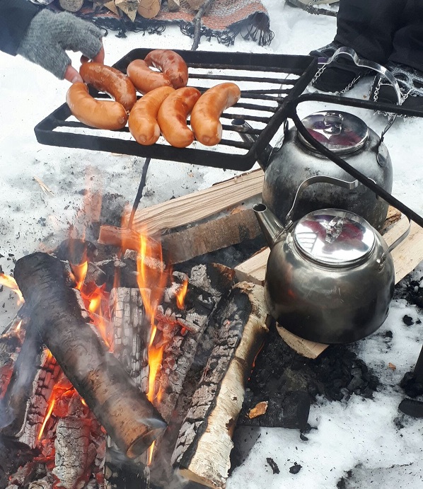 Makkarat paistuvat nuotiolla. Kuva: Saniaismetsässä