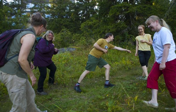Naurua luonnossa. Kuva Kirsti Hassinen Kuva: Hiljaisuuden temppeli Akka-Kolilla.
