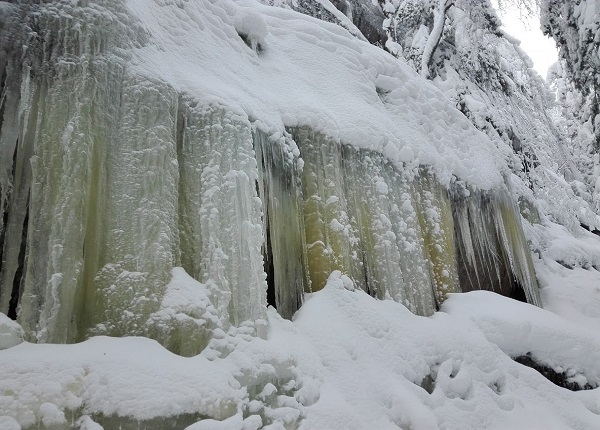 Paha-Kolin jääputoukset / Icefalls at Paha-Koli Kuva: Retkeläiset ihailevat Kolin maisemia