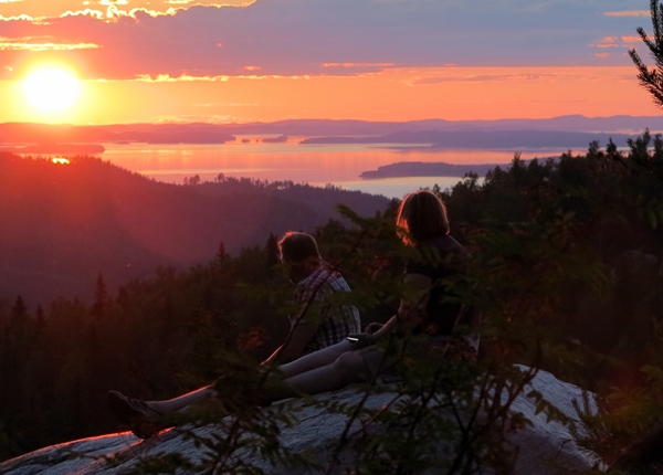 Feel Koli uinuvat vaarat auringonlaskun retki Kolilla. Kuva Hanna Kurvi Image: People watching sunset in Koli National Park.