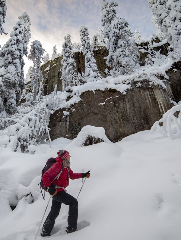 Image: On a snowshoe tour in the Gorge of Koli with an icefall on the background.