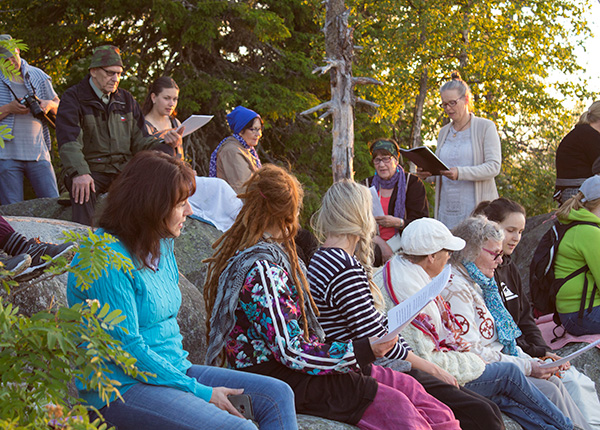 Feel Koli auringonlaskun retki ja lauluhetki Kolin kansallispuiston kallioilla.