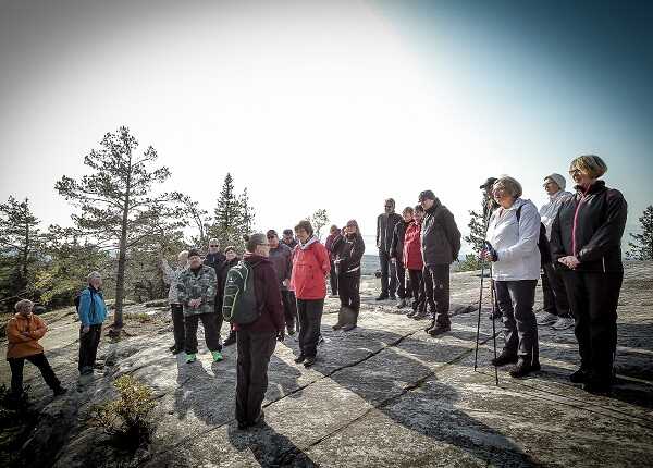 Kuva: Feel Koli opas ryhmän kanssa Akka-Kolin kalliolla.
